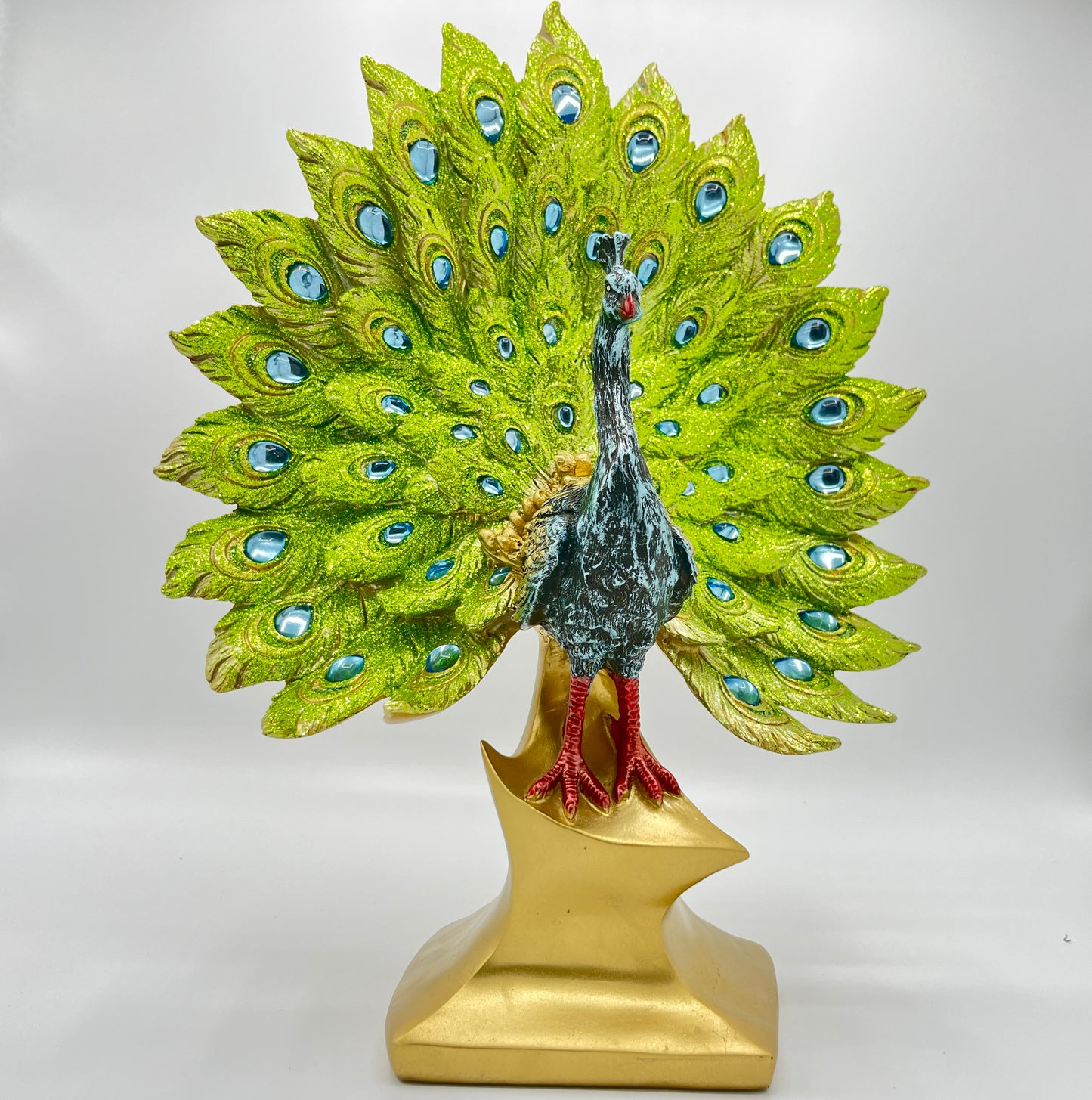 Pfau Statue mit geöffneten Federn