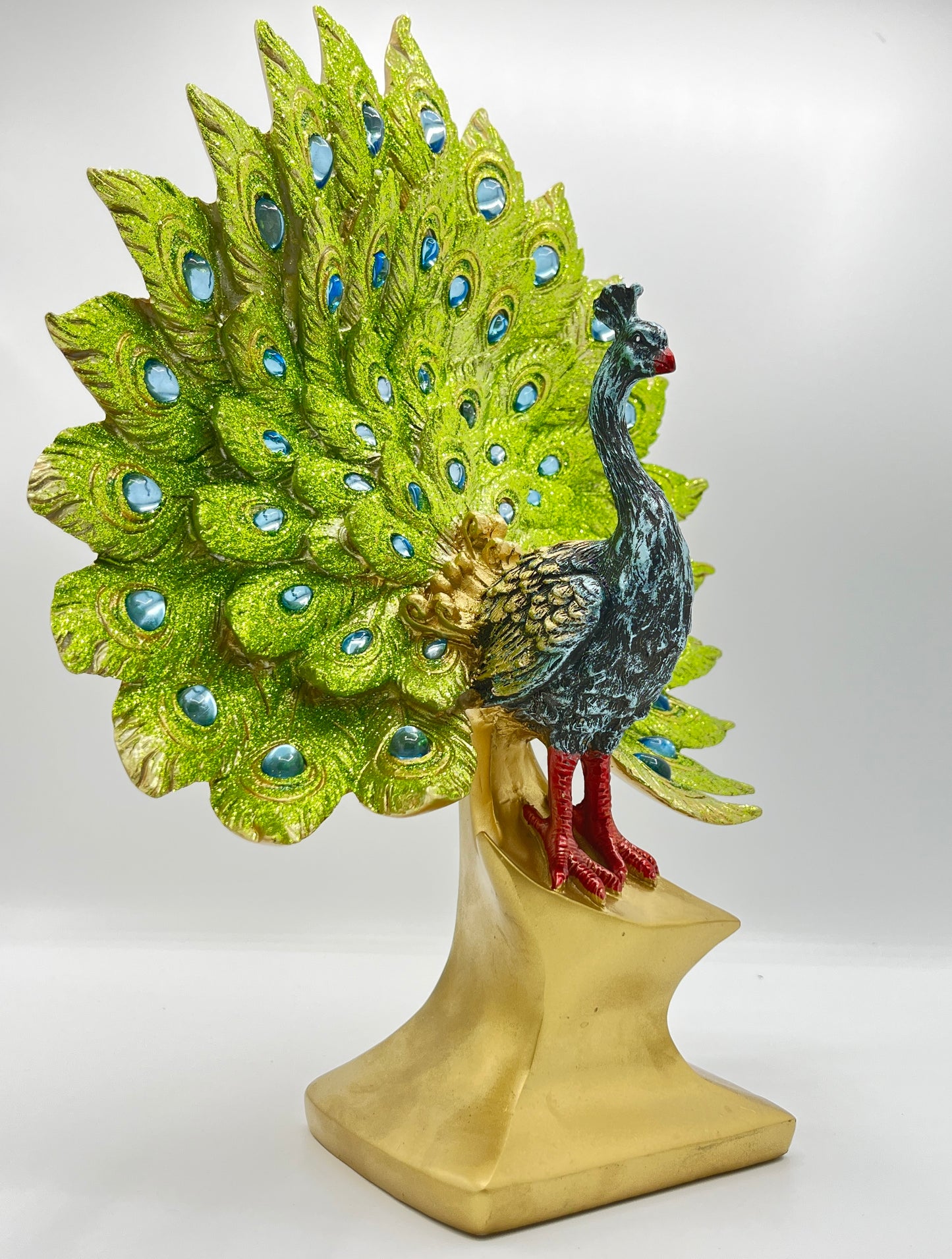 Pfau Statue mit geöffneten Federn